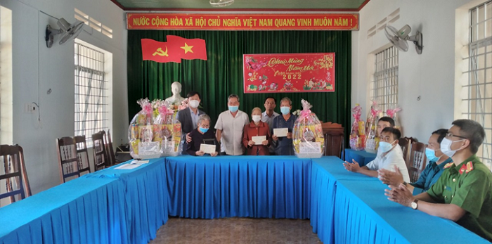 Lãnh đạo Huyện thăm tặng quà các gia đình chính sách tại xã Ea H’leo